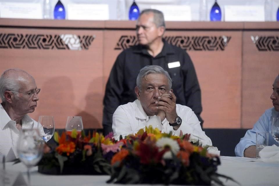 López Obrador recordó que en la Constitución ya quedó establecida la entrega de los programas sociales que ahora dispersa.