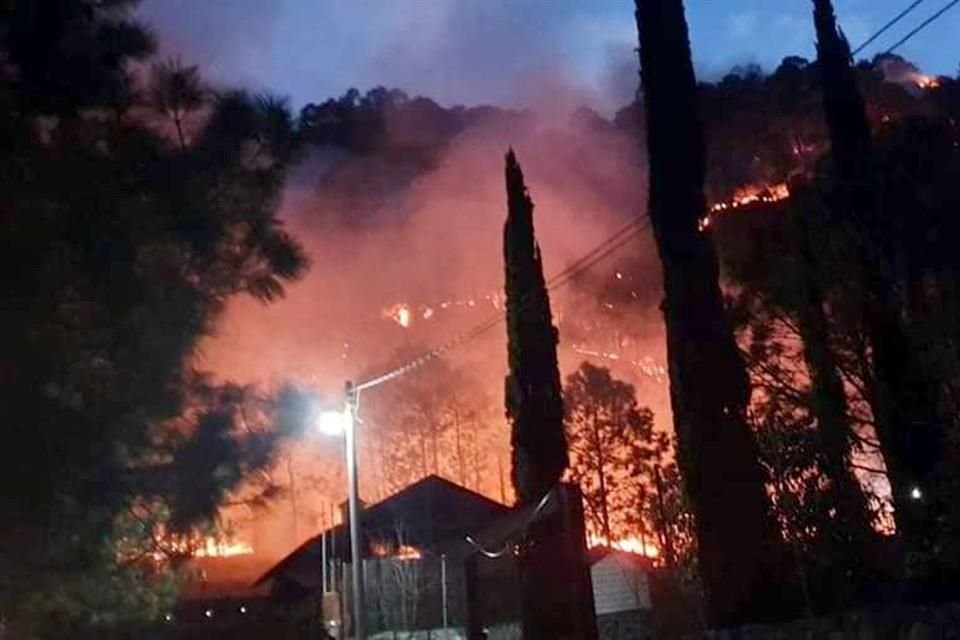 Residentes de Ciénega de González difundieron fotografías donde se ve el incendio cerca de cabañas del lugar.