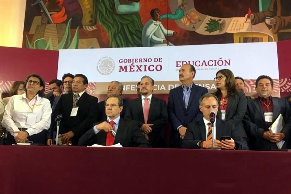 En conferencia se encuentran autoridades educativas y de salud.