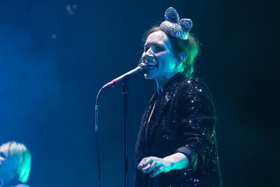 The Cardigans combinó éxitos propios con temas de otros artistas.