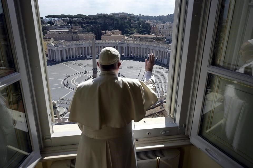 El Papa Francisco ofrece su bendición en una Plaza de San Pedro prácticamente vacía.