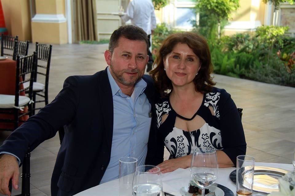 Octavio Garza y Aracely González