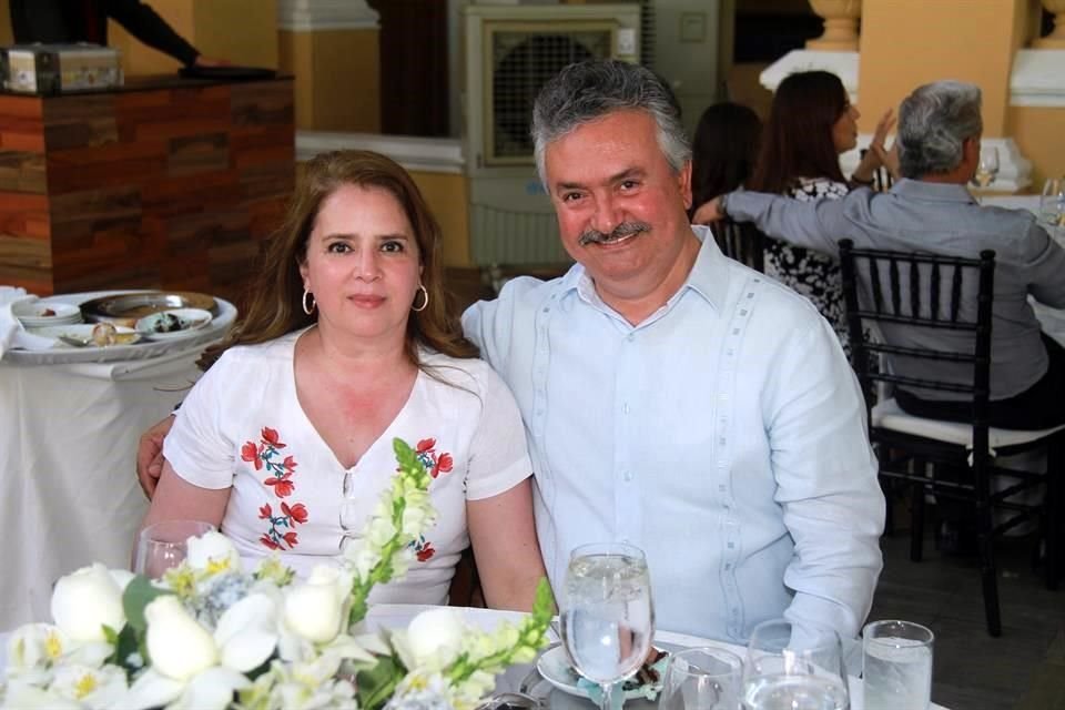 Maricela González y Carlos González