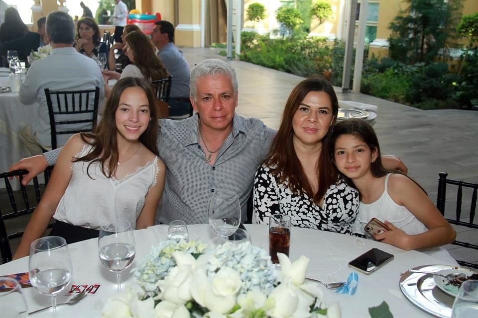 Luisa Garza, Gabriel Escamilla, Adriana Padrón y Valentina Escamilla