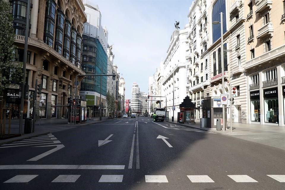 Vista inusual de la Gran Vía en Madrid prácticamente desierta, este domingo, tras el Real Decreto que establece las medidas del estado de alarma para hacer frente a la pandemia del Covid-19.