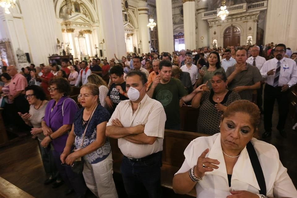 Ante los casos de coronavirus, y como medidas preventivas, algunos ritos cambiaron en las iglesias, como el saludo de paz y la comunión.