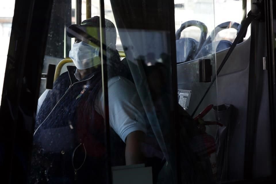 Un conductor en la capital de Guatemala utiliza un cubrebocas.