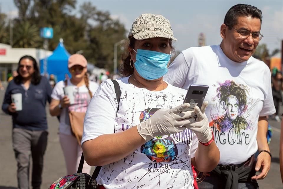 Cubrebocas y guantes volvieron a verse entre los asistentes al Festival Vive Latino, en su segundo día.