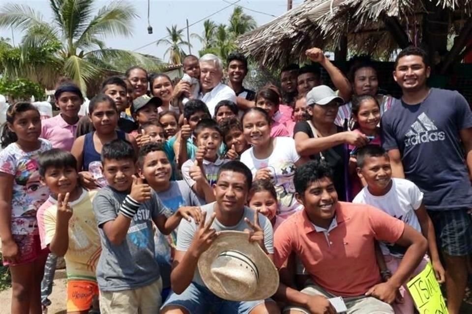 Tras críticas por mantener contacto pese a Covid-19, AMLO compartió videos donde aparece abrazando y besando a simpatizantes en Guerrero.