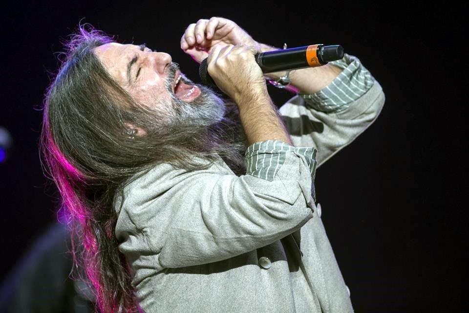 Adrián Dárgelos, vocalista de Babasónicos, puso el ambiente en el Escenario Indio, justo cuando comenzó una tormenta.