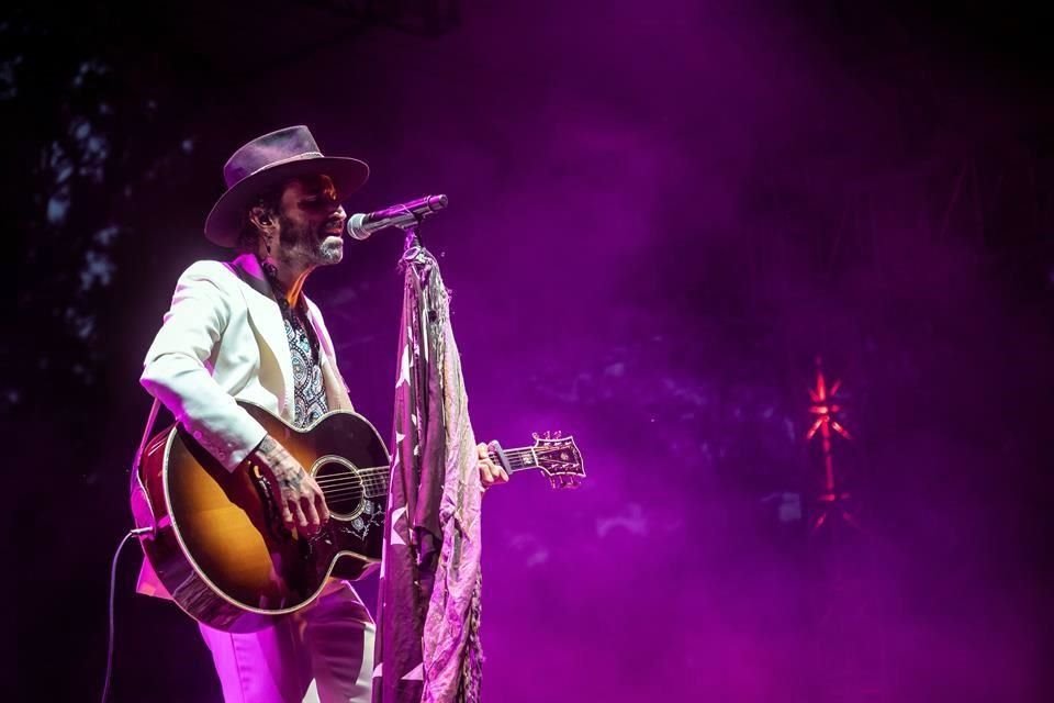 Leiva anunció que estaría solo en escena porque su staff no viajó por la contingencia de coronavirus.