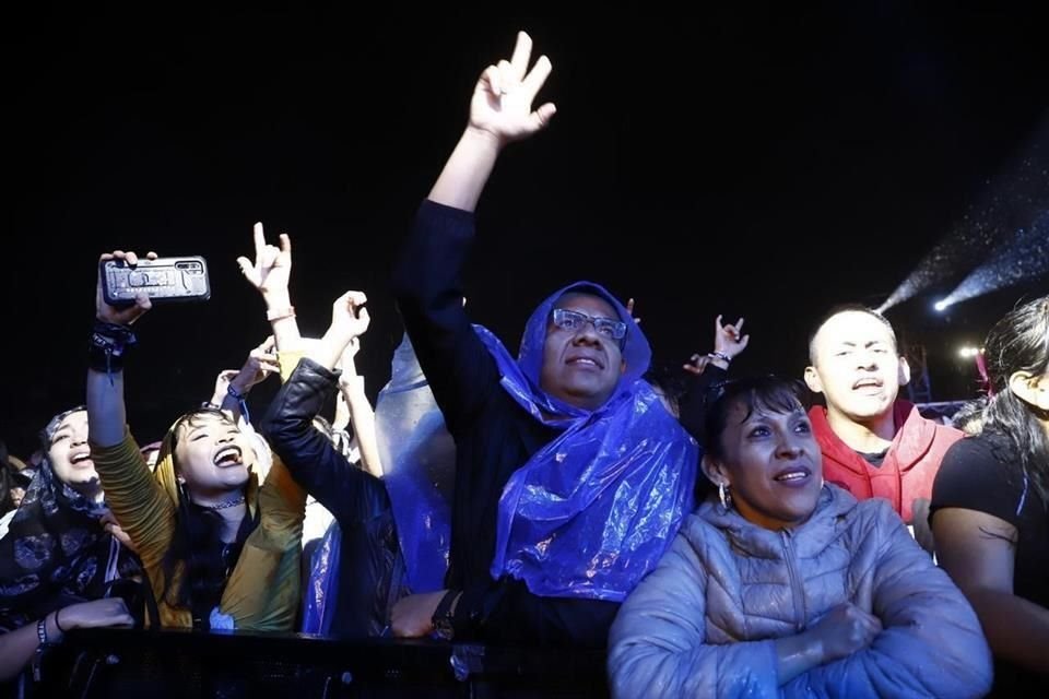 La lluvia fue parte del festejo en el Foro Sol, cuando se presentaban Babasónicos.