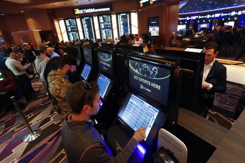 MGM Resorts International anunció este domingo que cerraría todas las operaciones de los casinos de Las Vegas el lunes y que los hoteles seguirían el martes.