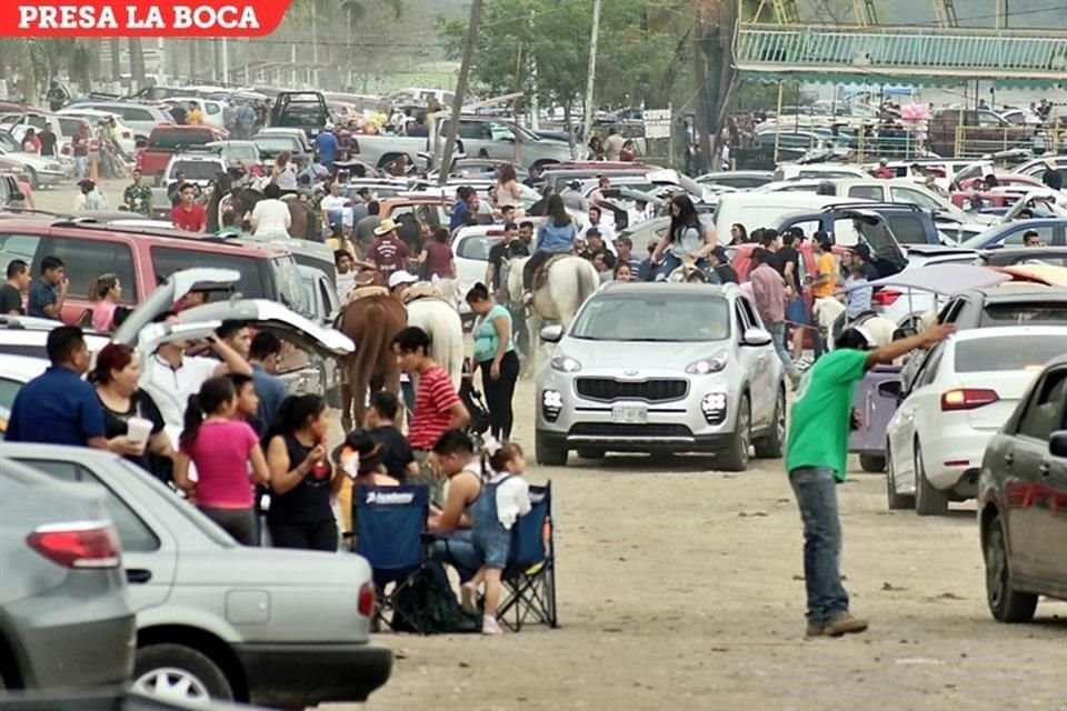 Como un domingo normal, cientos de personas acudieron al paraje en Santiago, donde no hubo ninguna medida sanitaria de parte de las autoridades.