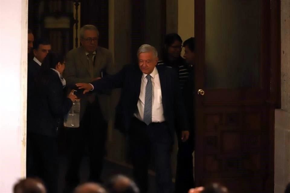 El Presidente no se aplicó el gel antibacterial a su arribo en la mañanera.