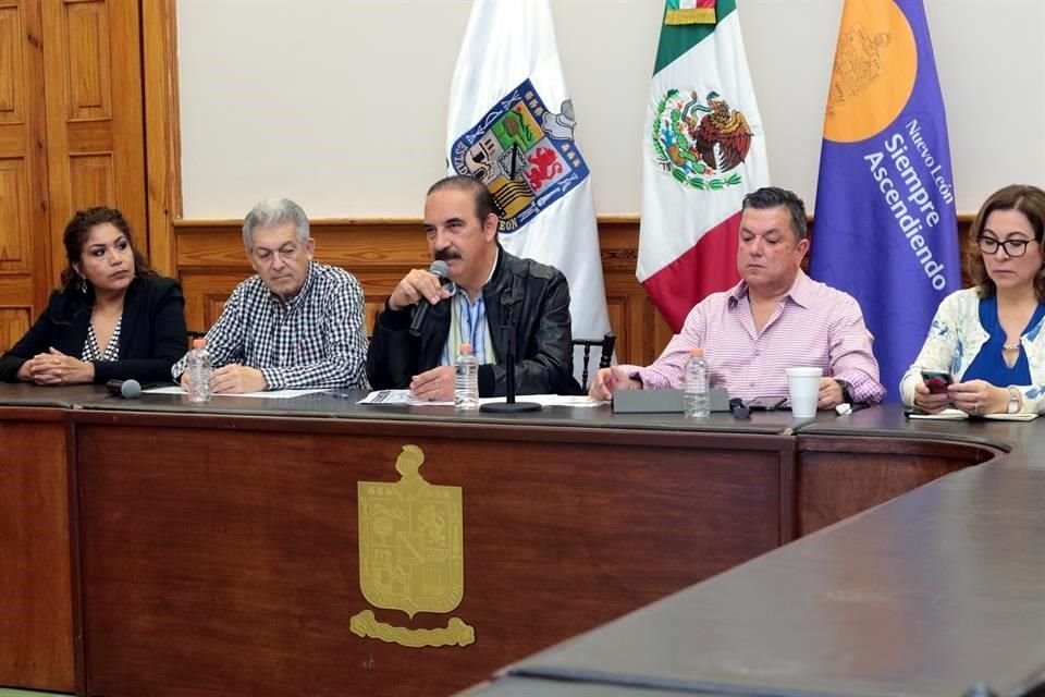 Manuel de la O (centro), junto con funcionarios estatales ofrecieron rueda de prensa sobre el covid-19.
