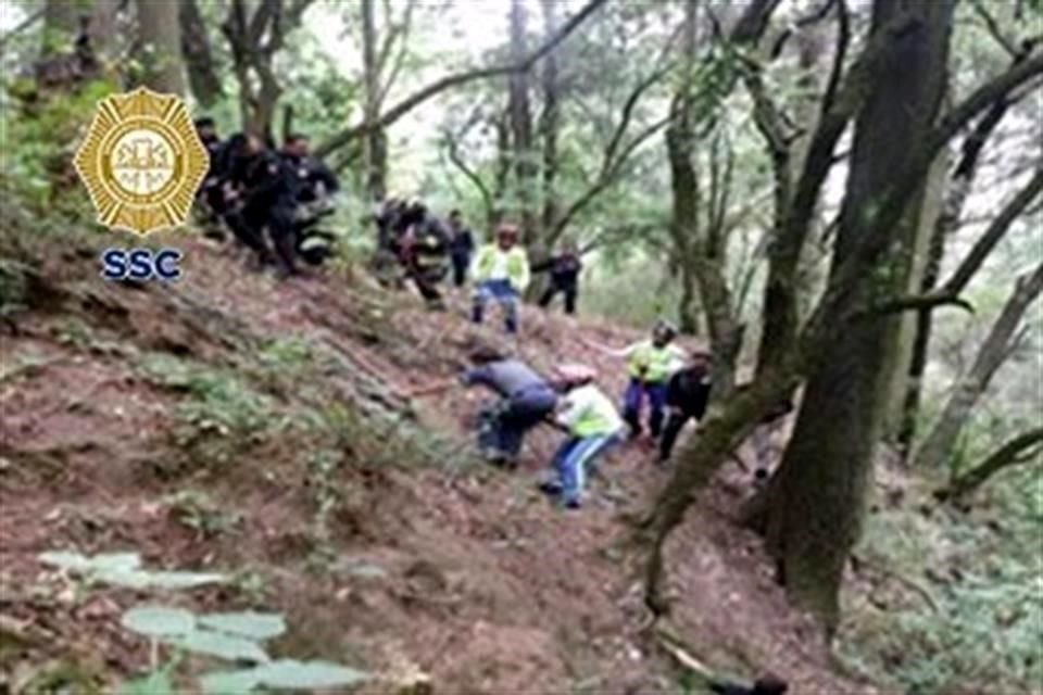Un hombre y un adulto mayor que cayeron por accidente en una cañada del Parque Nacional Desierto de los Leones en Cuajimalpa, fueron rescatados por policías.