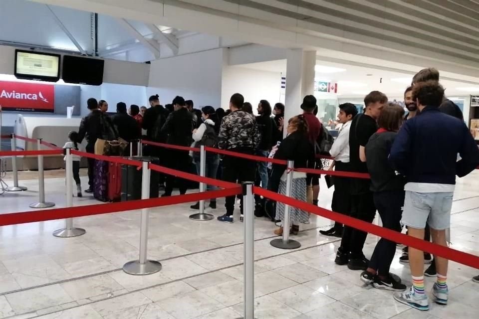 En un recorrido por la terminal aeroportuaria, al menos 10 personas esperan que informantes de la empresa les indique si podrán viajar a sus diferentes destinos o no.