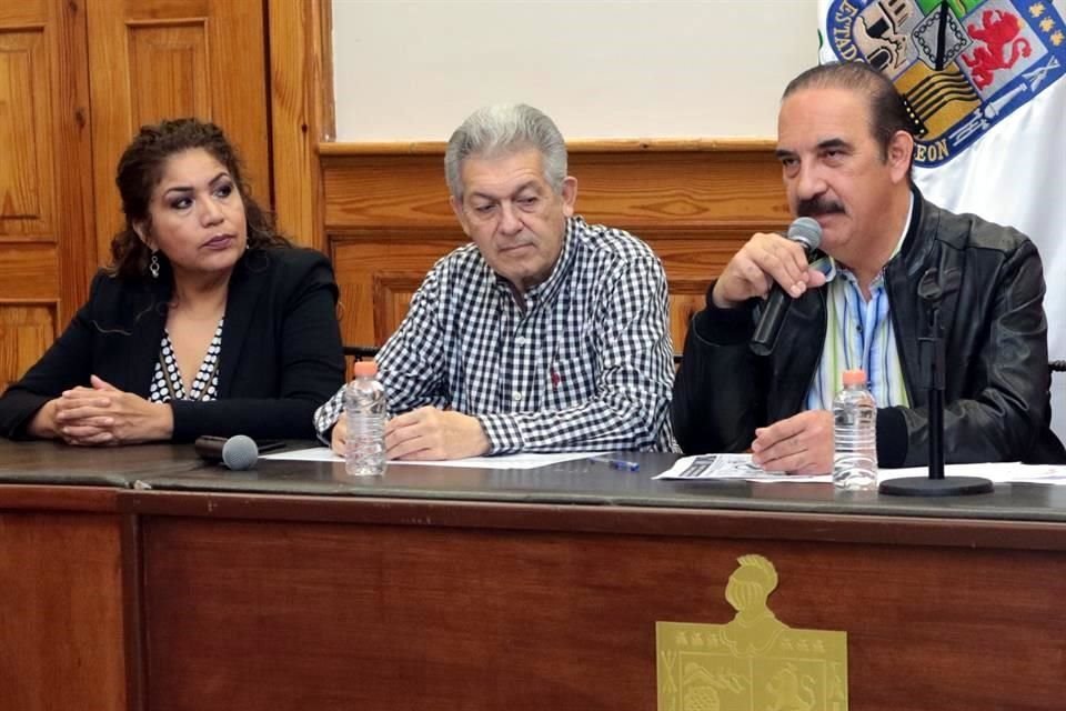 El titular de Salud del Estado, Manuel de la O (con micrófono), cambió su postura en cuanto a los eventos sociales y pidió a la población posponer las celebraciones.