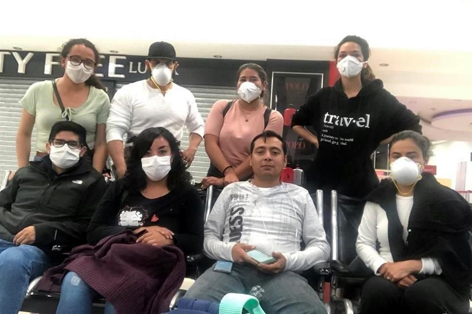 El cierre de fronteras por el Covid-19 provocó que los ocho 8 mexicanos durmieran en el Aeropuerto Internacional de El Salvador.