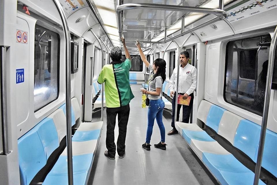 Trabajadores realizaron ayer labores de limpieza en vagones del Metro.