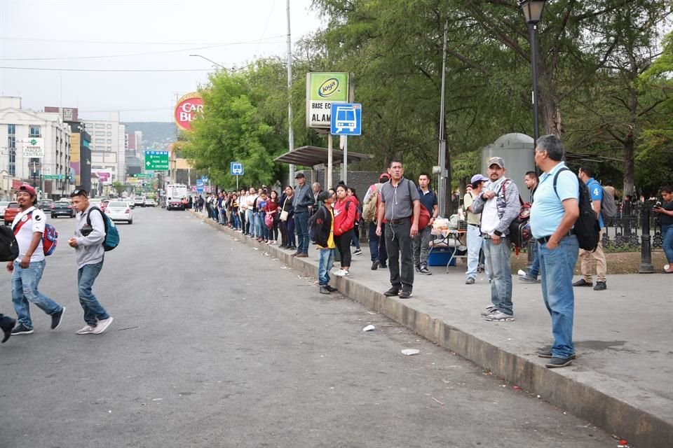 Una de las zonas que presentan alta concentración de ciudadanos es el área de la Alameda, tanto por la calle Arrambide como Pino Suárez.