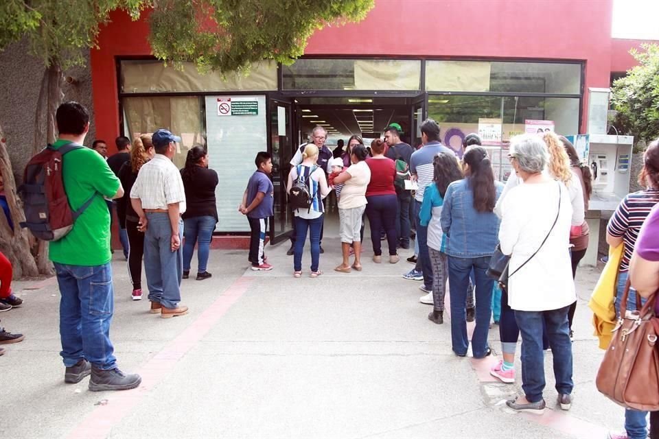 Restringen acceso a la Clínica 24 del IMSS, en García, ubicada sobre la calle Lerdo de Tejada, en la cabecera municipal.