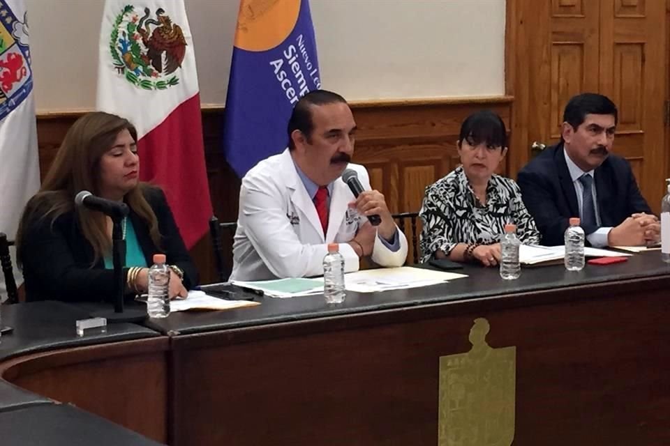Manuel de la O (de blanco) confirmó dos nuevos casos de coronavirus en Nuevo León, con lo que suman 14.