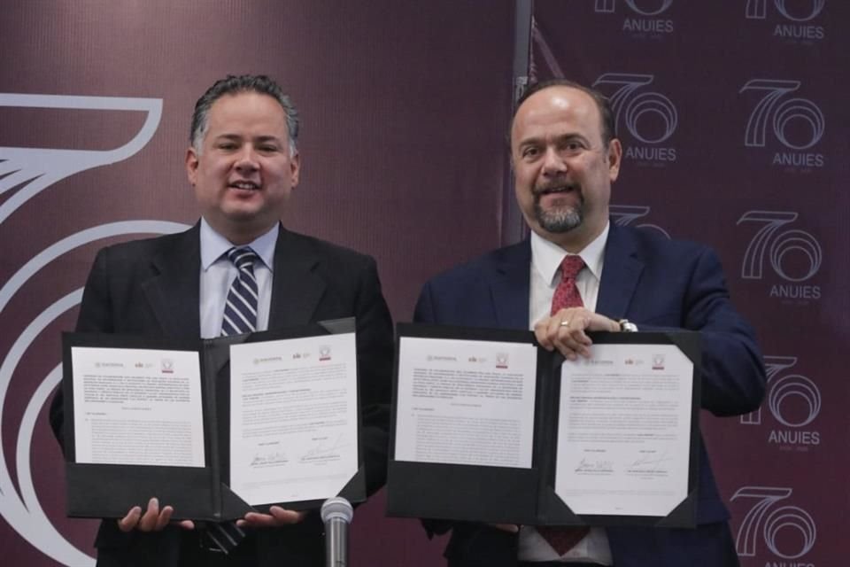 Los titulares de la Unidad de Inteligencia Financiera (UIF), Santiago Nieto, y de la Asociación Nacional de Universidades e Instituciones de Educación Superior (ANUIES), Jaime Valls.