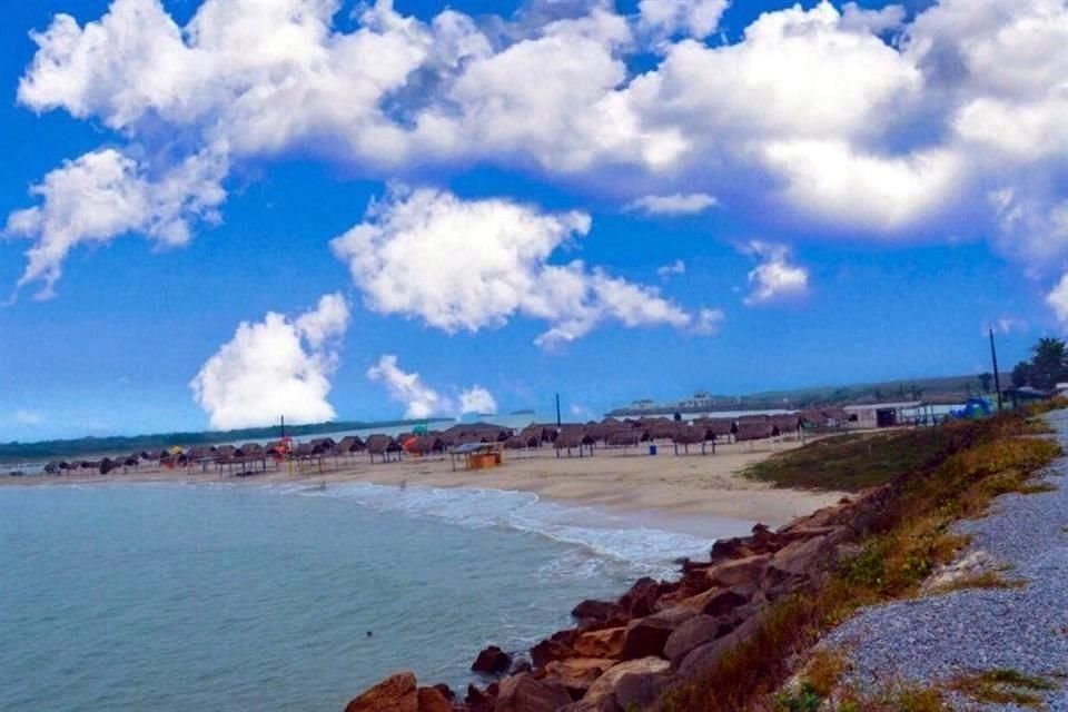 La playa de La Pesca, en Soto la Marina, la segunda en importancia de Tamaulipas y que durante todo el año recibe a cientos de regios, cierra a partir de hoy a causa de la amenaza del coronavirus.