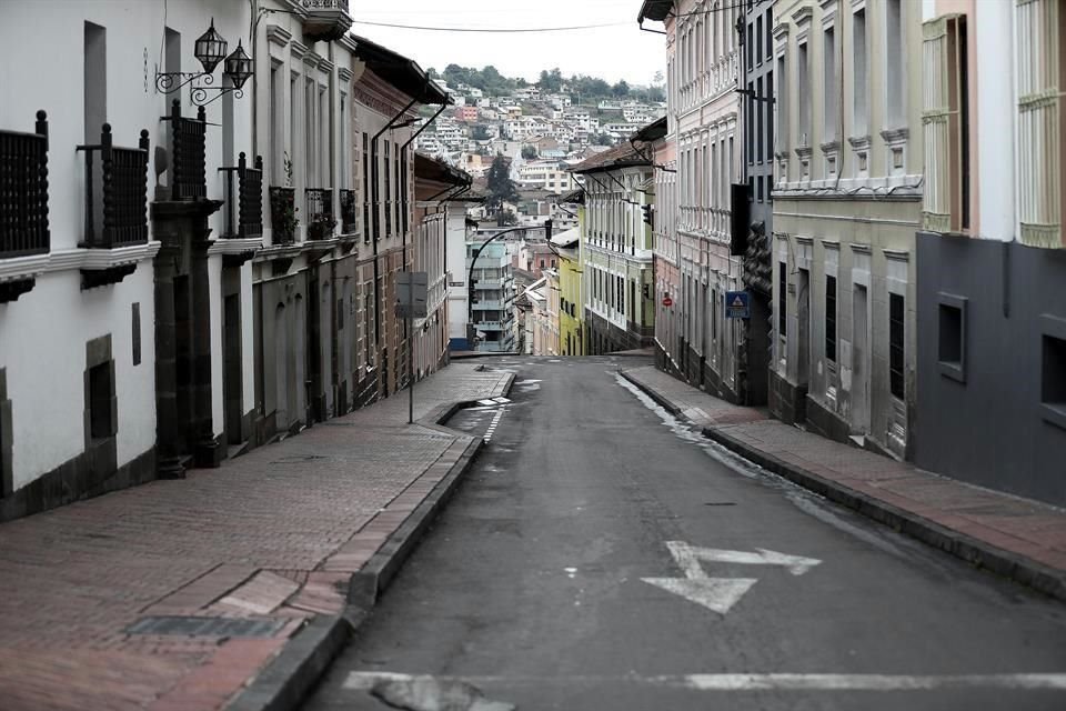 Vista de una de las calles del centro Histórico de Quito. La capital amaneció este martes bajo la suspensión de uso del espacio público, que incluye aceras, calzadas y parques, entre otros.