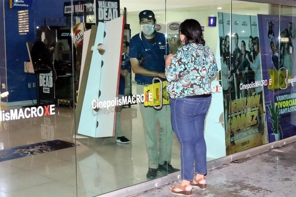 Cinéfilos se toparon ayer con el cierre de salas como medida contra coronavirus.