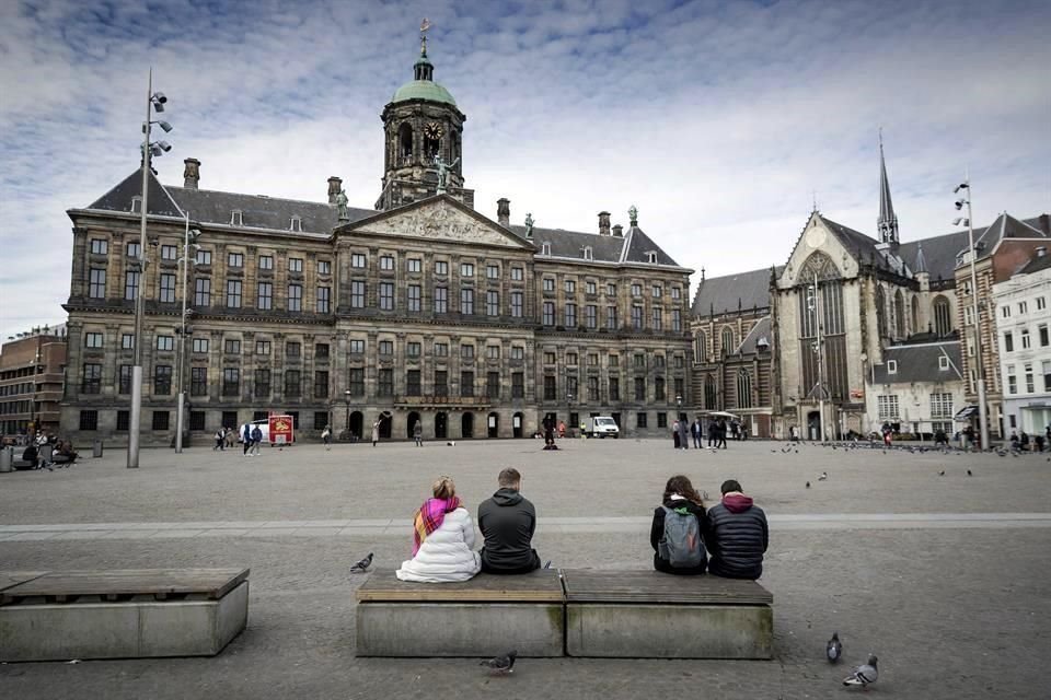 La plaza Dam Square en Amsterdam luce vacía.