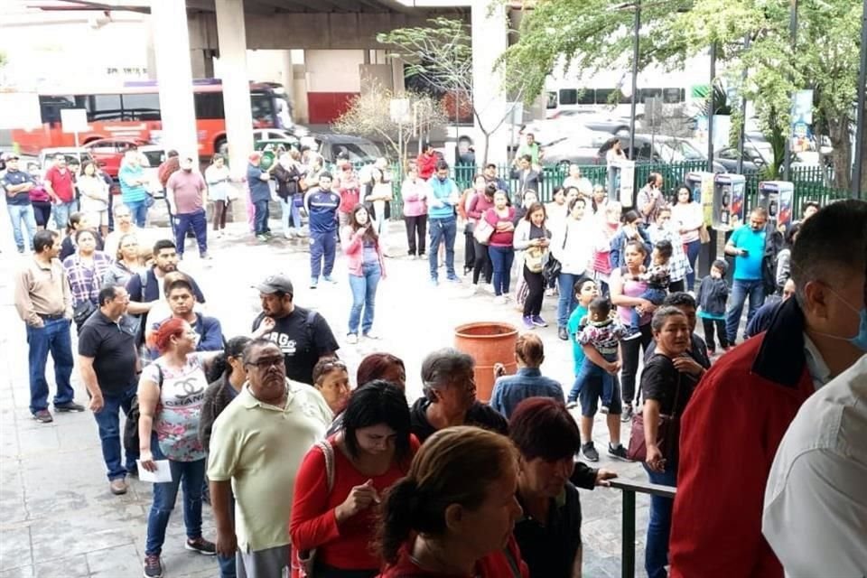 Pacientes señalaron que se formaron filas de más de 100 personas y algunos demoraron hasta 30 minutos en accesar al hospital.