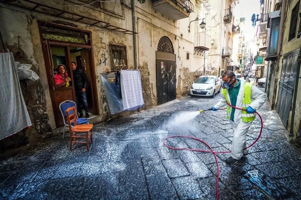 Un trabajador limpia calles en Nápoli, Italia, en medio de la emergencia por el coronavirus.