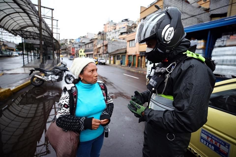 Policías realizan controles en las calles por el Covid-19, este martes, en Quito, Ecuador