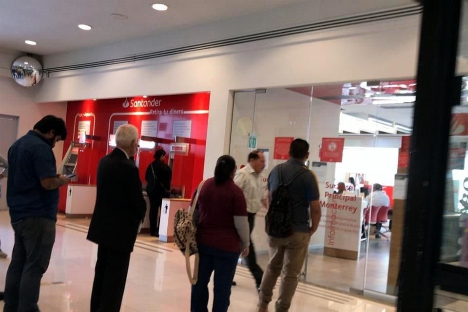 En el banco Santander de Interplaza, en el Centro, usuarios fueron dejados pasar muy paulatinamente para entrar.