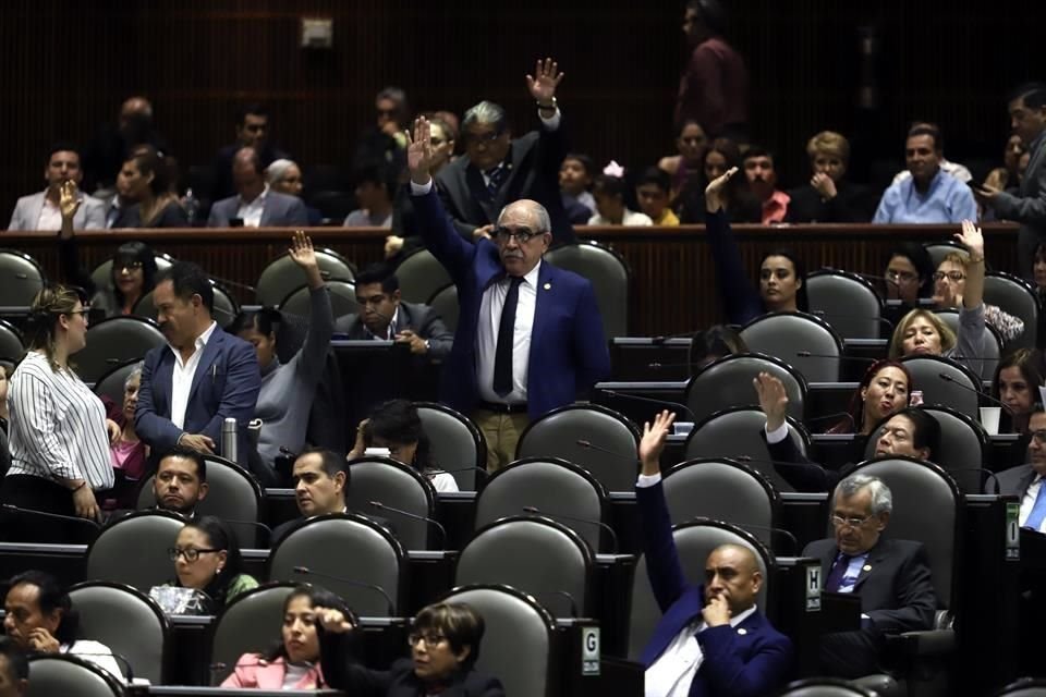 Aspectos de la sesión en la Cámara de Diputados.