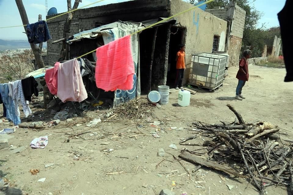 En la casa de Virginia Lozano deben acarrear agua de un pozo que está a 100 metros porque no cuentan con el servicio de agua potable.