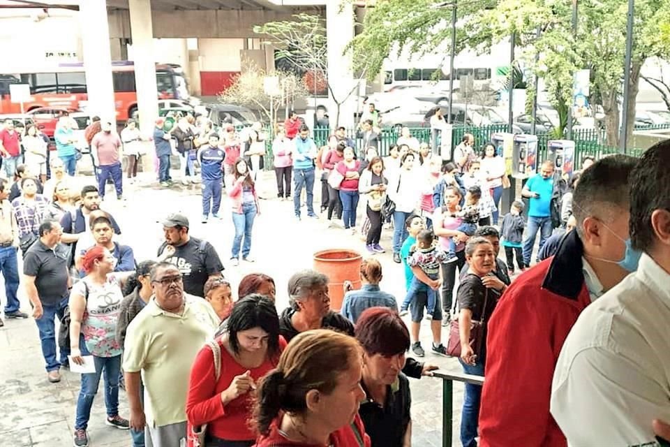 Más de 100 personas formaron una fila afuera de la Clínica 6 del IMSS, en San Nicolás.