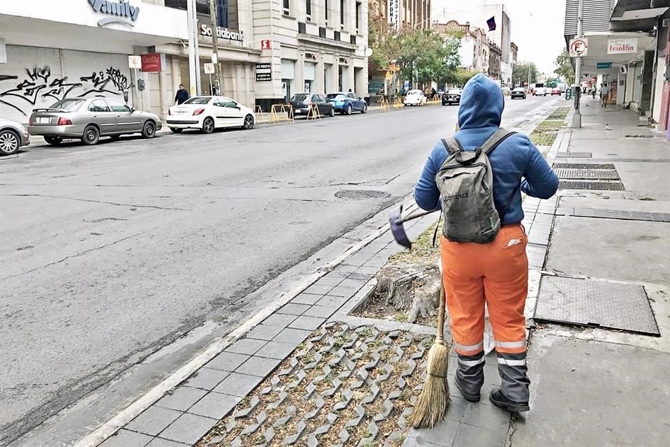 El Centro de Monterrey lució con poca afluencia.