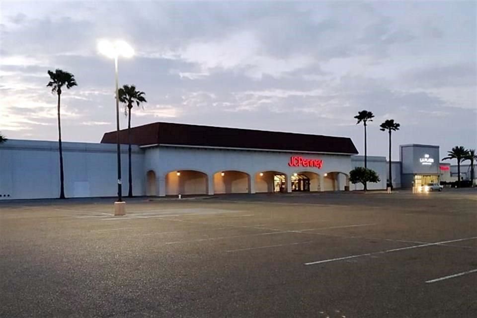 El estacionamiento del Mall del Norte estaba ayer desolado.
