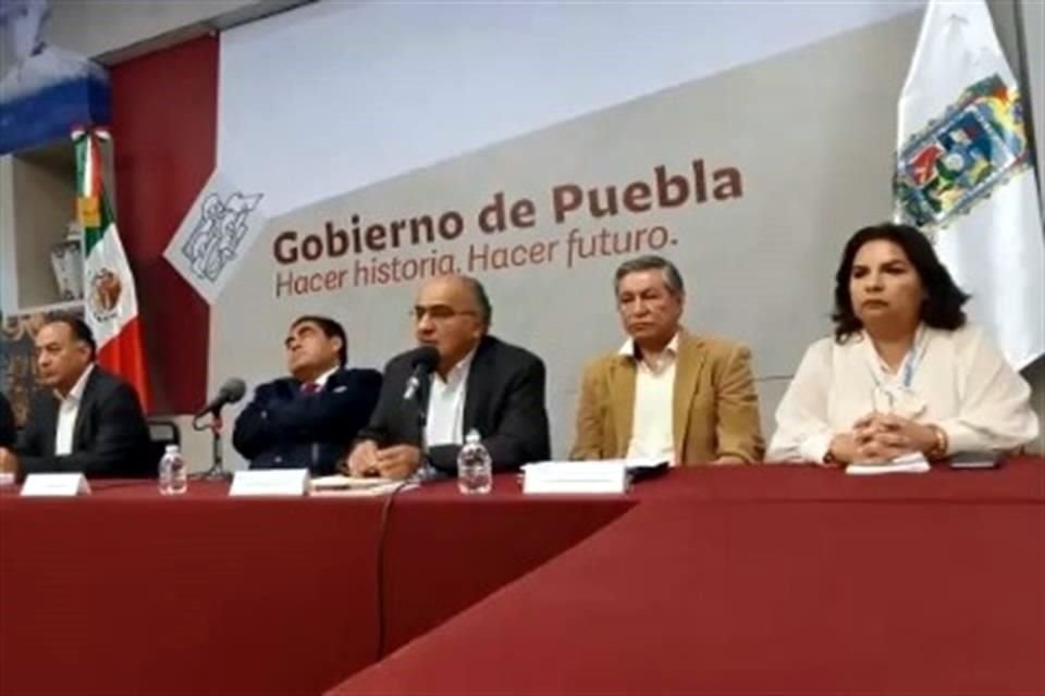 Autoridades estatales en conferencia de prensa.