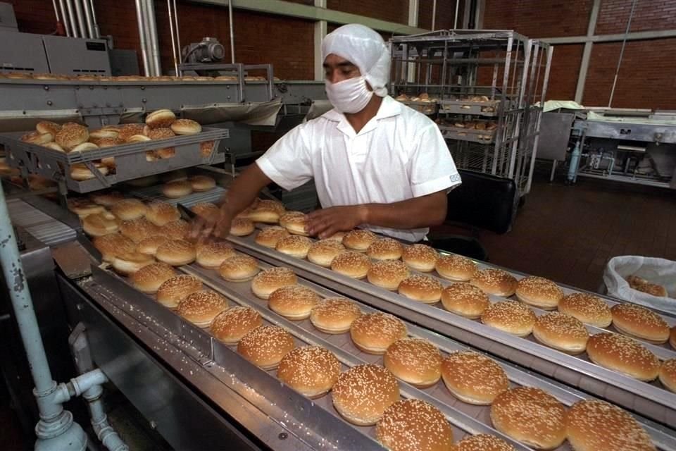 Bimbo produce pan de caja y congelado, bollos, galletas, pastelitos, muffins, bagels, tortillas, botanas y confitería en 32 países de América, Europa, Asia y África.