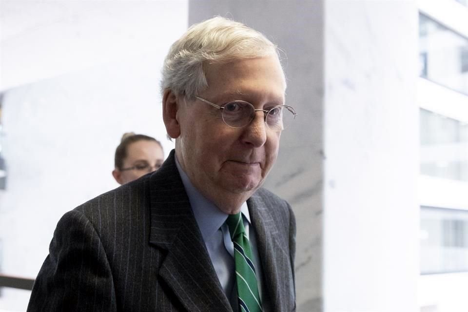 Mitch McConnel, líder republicano en Senado de EU, tiene plan de hacer pagos directos de 1,200 dólares por persona para combatir efectos de Covid-19.