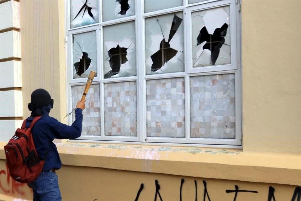 En el edificio de Rectoría había trabajadores administrativos, sin embargo, las puertas fueron cerradas con candados y los alumnos no pudieron ingresar.