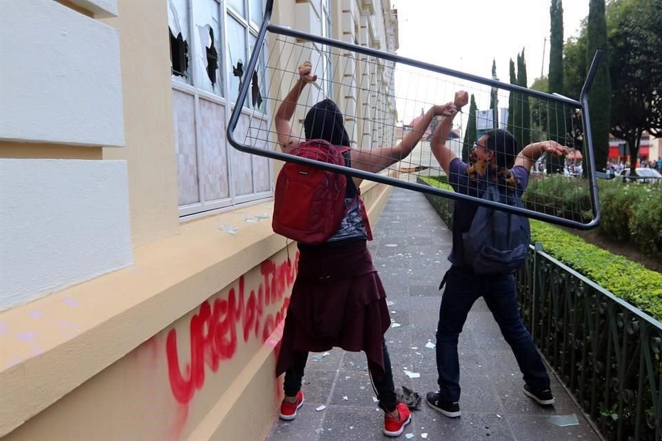 Alrededor de 150 manifestantes, que partieron de la Facultad de Humanidades, en Ciudad Universitaria, quitaron las vallas metálicas que había colocado el personal de seguridad.