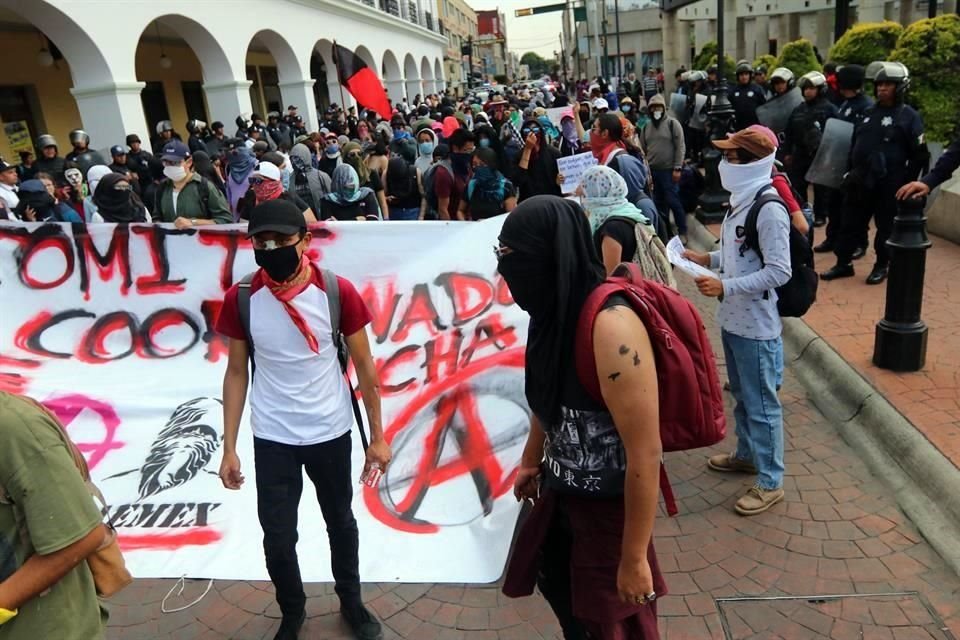 El documento entregado a autoridades universitarias pide atender temas de violencia de género y acoso sexual.