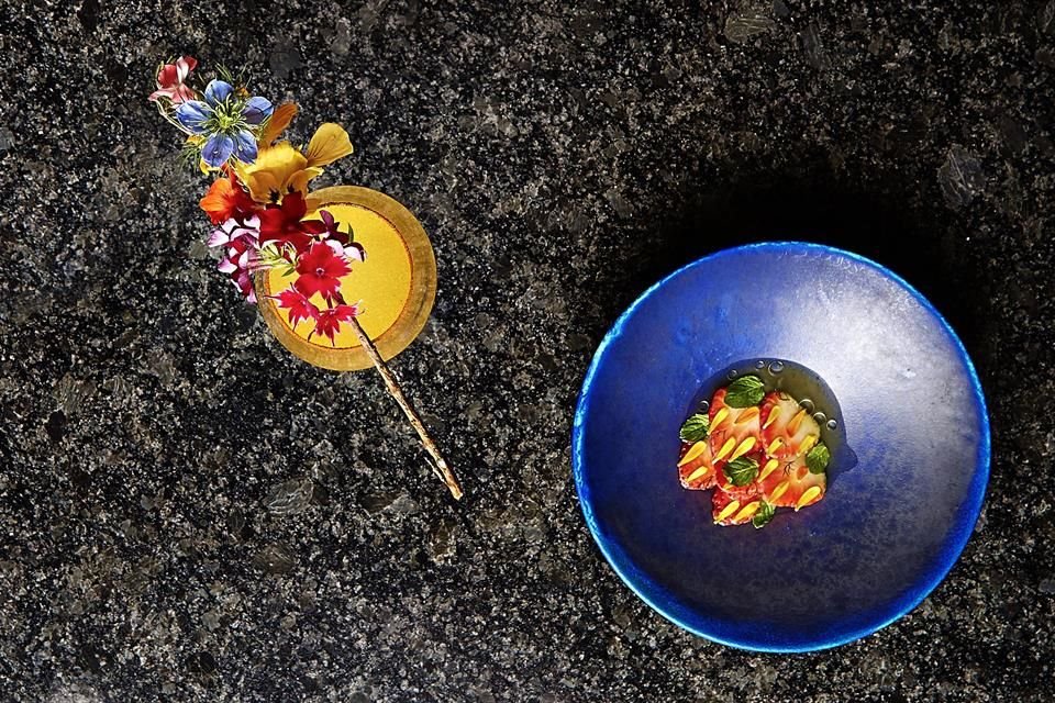 Aquí la presentación del ramo de flores y la ensalada de fresa y crisantemos.