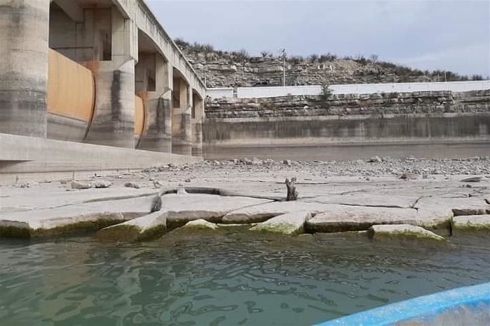 La Presa Don Martín ha bajado de nivel porque la Conagua realiza un trasvase a la Presa Falcón, en Tamaulipas.